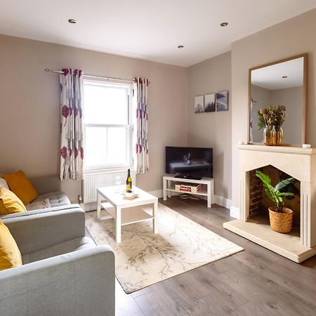 Family Home In Central Guildford With Parking Buitenkant foto