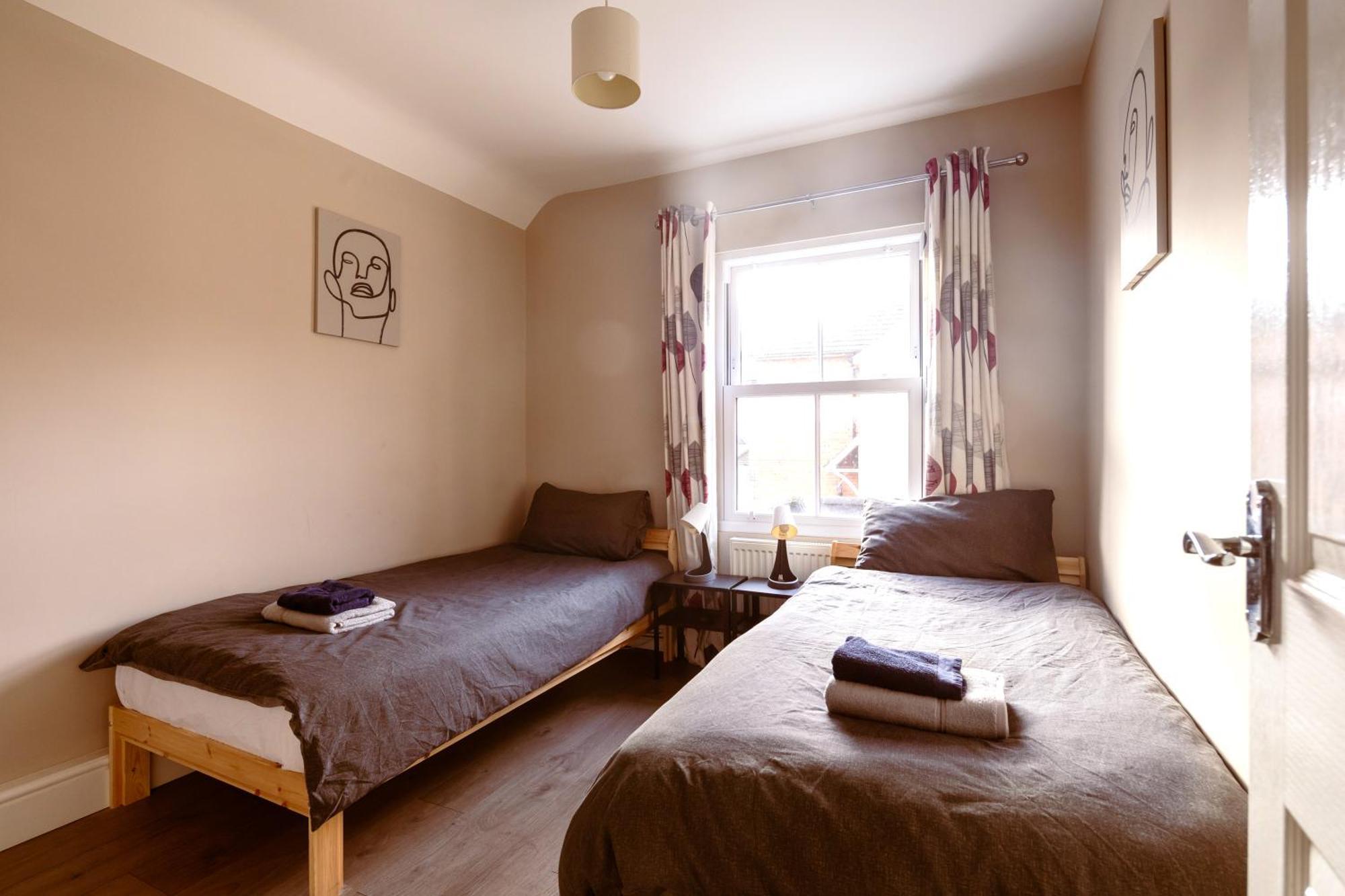 Family Home In Central Guildford With Parking Buitenkant foto