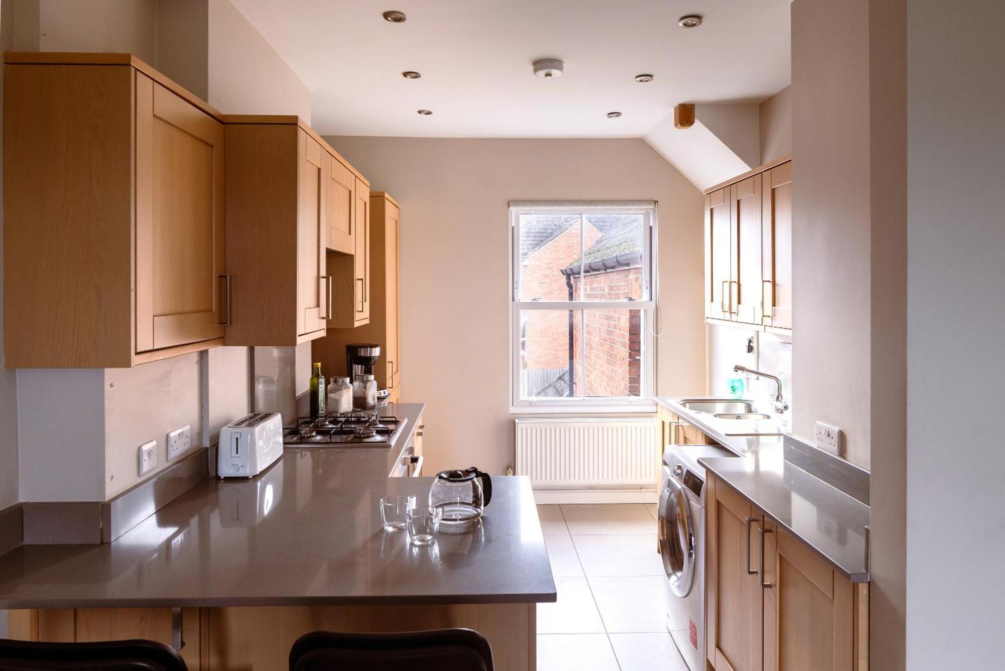 Family Home In Central Guildford With Parking Buitenkant foto