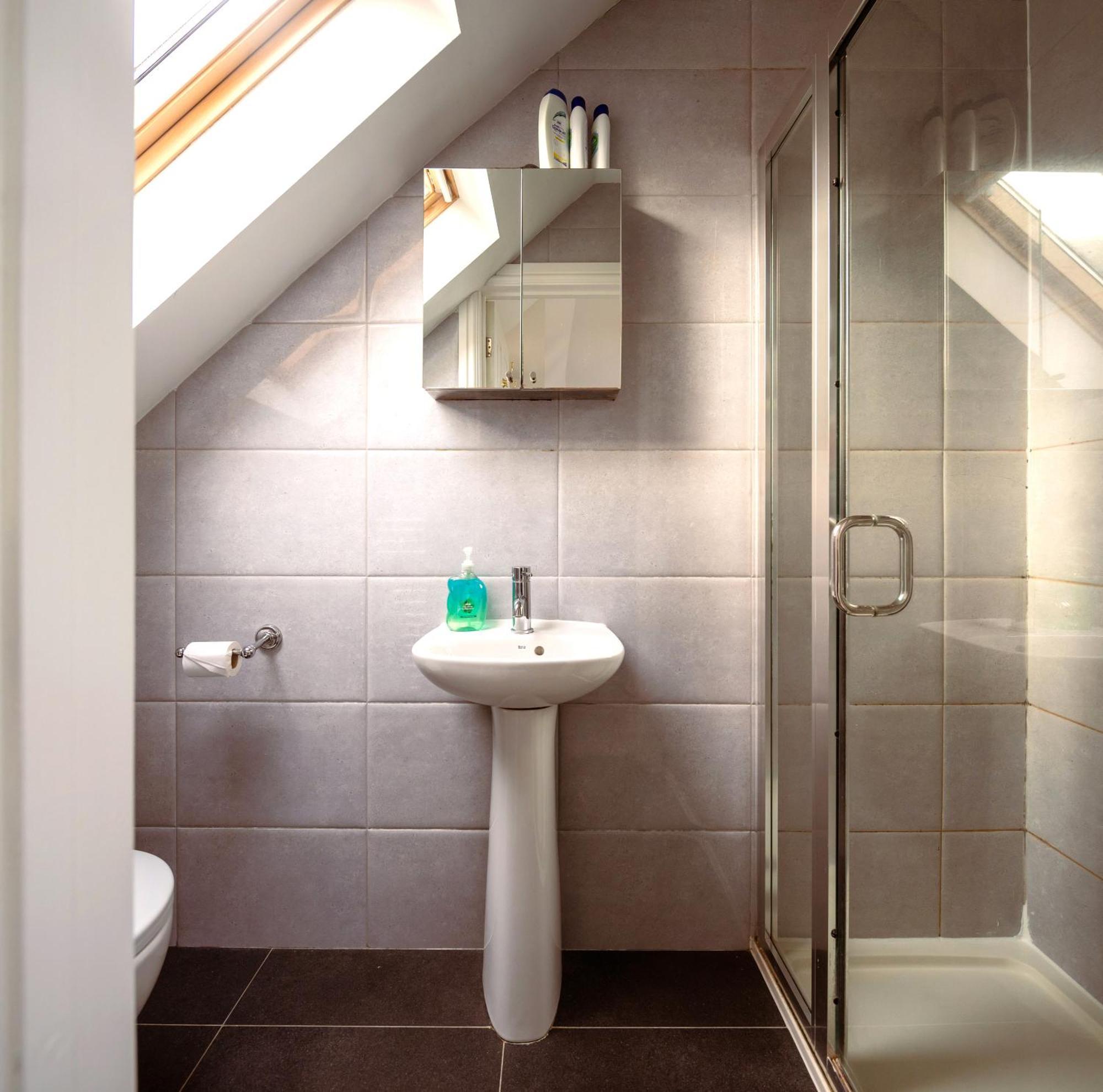 Family Home In Central Guildford With Parking Buitenkant foto