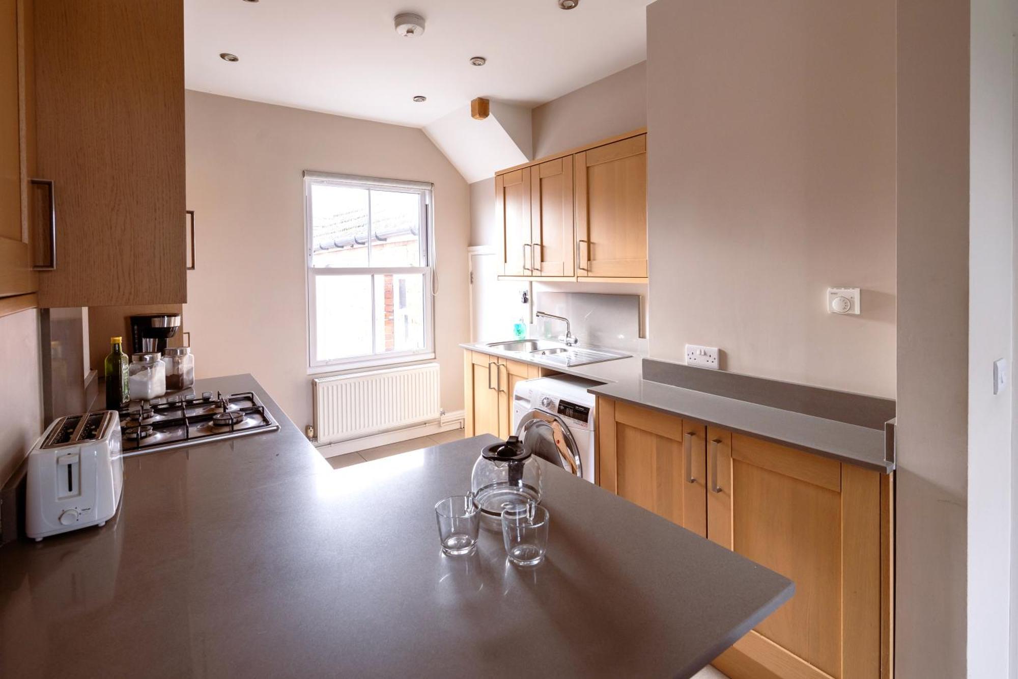 Family Home In Central Guildford With Parking Buitenkant foto
